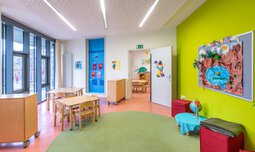 Aufenthaltsraum mit Teppich Kindergarten Kinderkrippe | © Max Ott www.d-design.de
