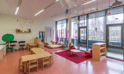 Aufenthaltsraum mit Spielecke, Schlafplätzen, Ruheecken, Bücherecke Kindergarten | © Max Ott www.d-design.de
